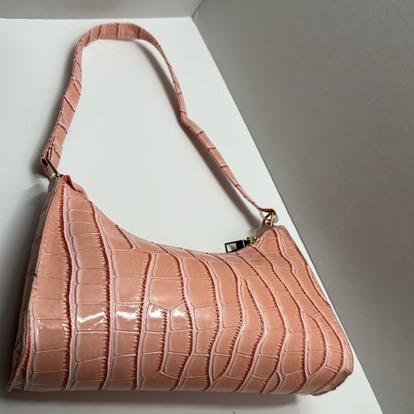 Vintage pink baguette bag with a croc-embossed pattern. - Picture 10 of 11